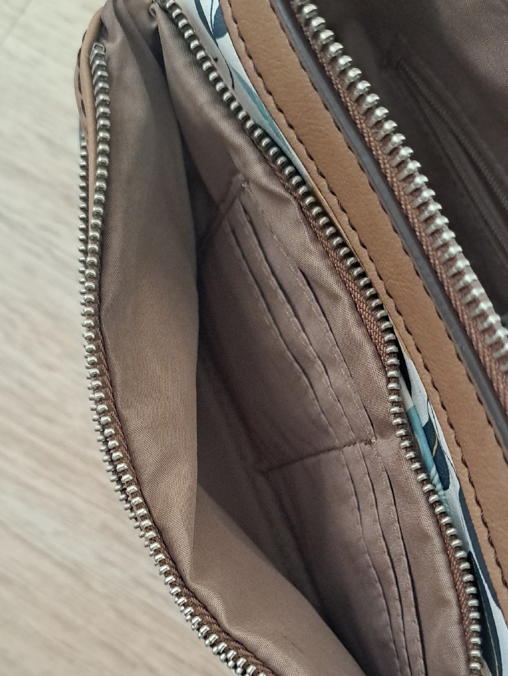 RELIC Floral Crossbody Bag with Taupe Trim - Picture 7 of 11